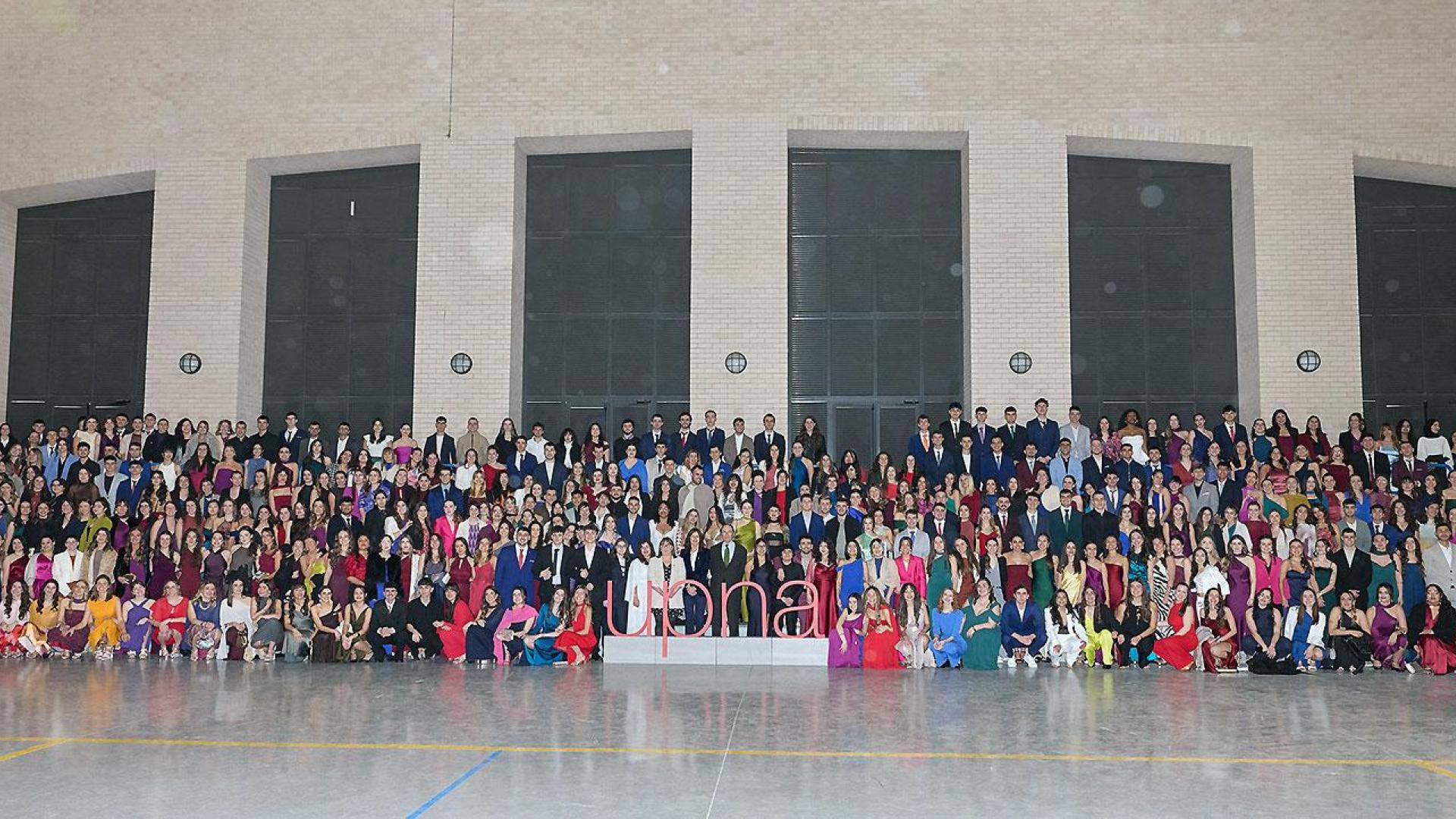 Foto de grupo de los estudiantes de todas las titulaciones de la Facultad de Ciencias Humanas, Sociales y de la Educación de la UPNA