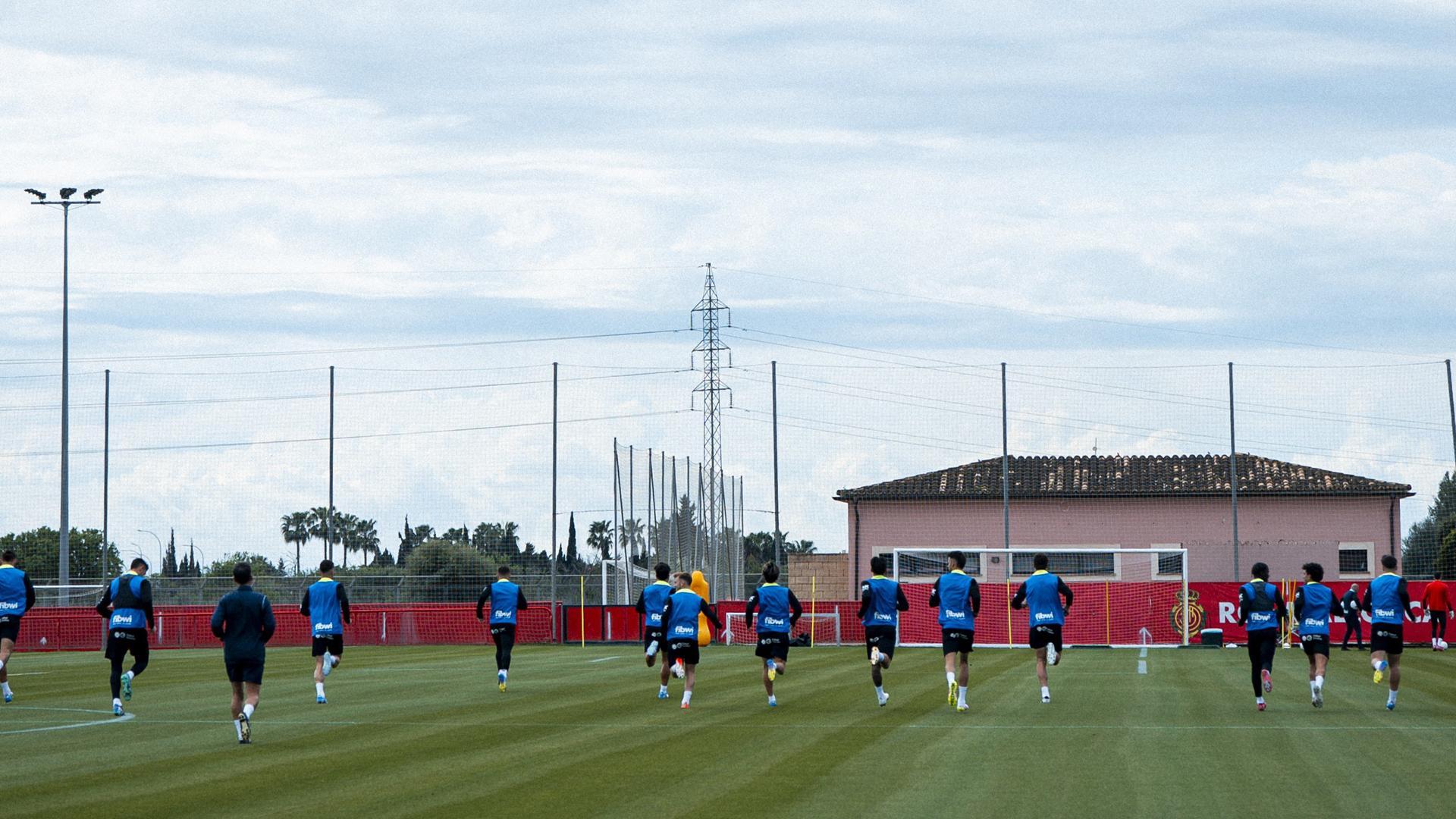 La primera plantilla del Mallorca, entrenando en las instalaciones de Son Bibiloni