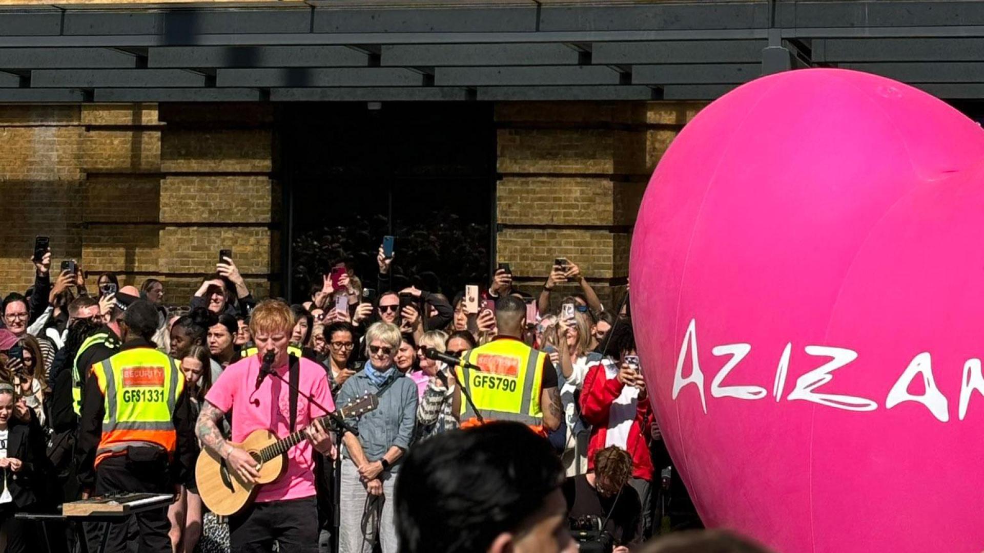 Ed Sheeran, en la estación londinense de Kings Cross, donde ha dado un concierto sorpresa