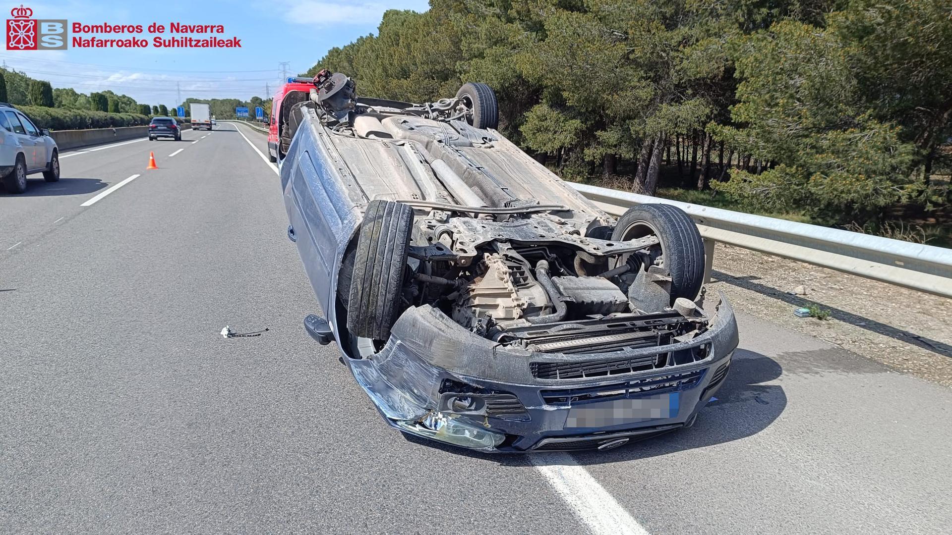 El coche ha quedado volcado sobre la carretera