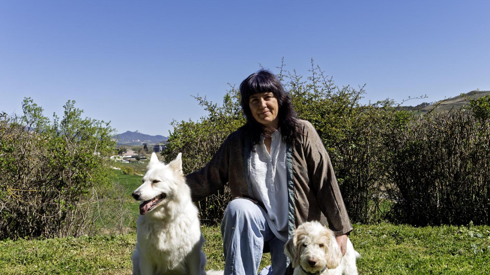La adiestradora Laura Salvador junto a ‘Mai’ y ‘Nire’, sus compañeras de trabajo y de vida.