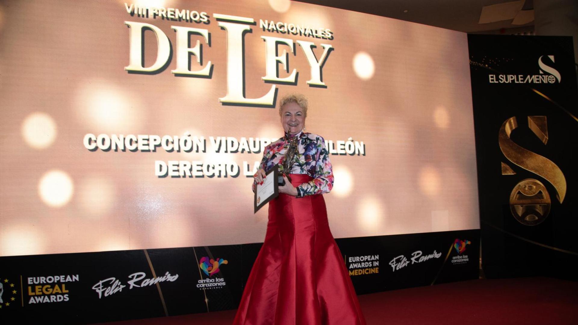 Concha Vidaurre, con el premio que le concedieron en Madrid