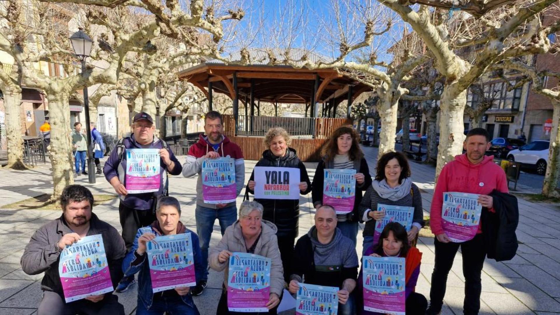 Organizadores y colaboradores del doble encuentro solidario en la plaza de Etxarri Aranatz.