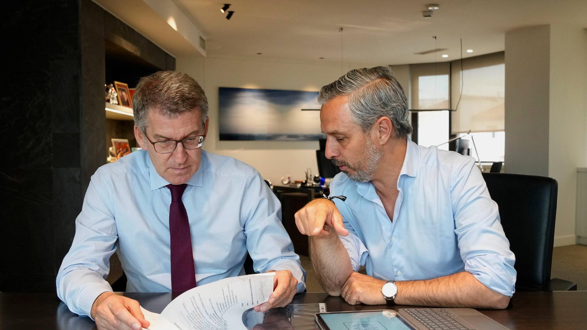 Alberto Núñez Feijóo, líder del PP, y Juan Bravo, vicesecretario de los populares, durante una reunión sobre financiación autonómica