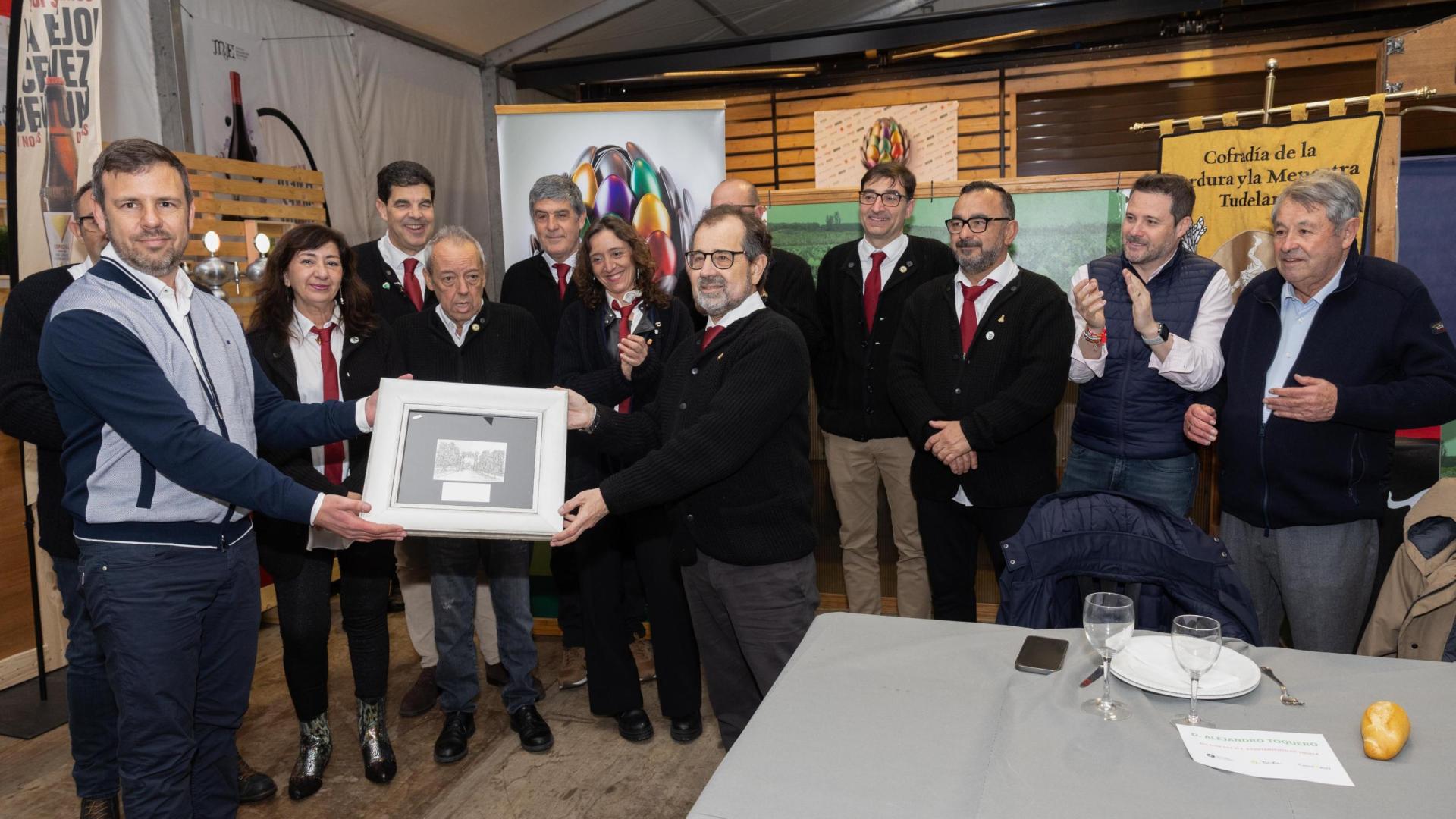 Jaime Castel-Ruiz -izda.- entrega el galardón al presidente de la Orden del Volatín Emilio Garrido