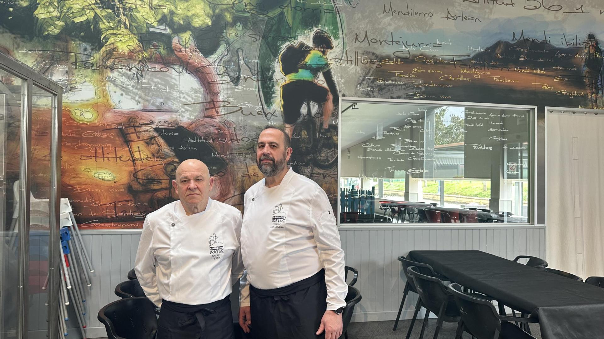 Rafael Pérez Arcos (izquierda)  y Juan Cruz Lizarraga, en la entrada a la cafetería del Camping Iratxe.