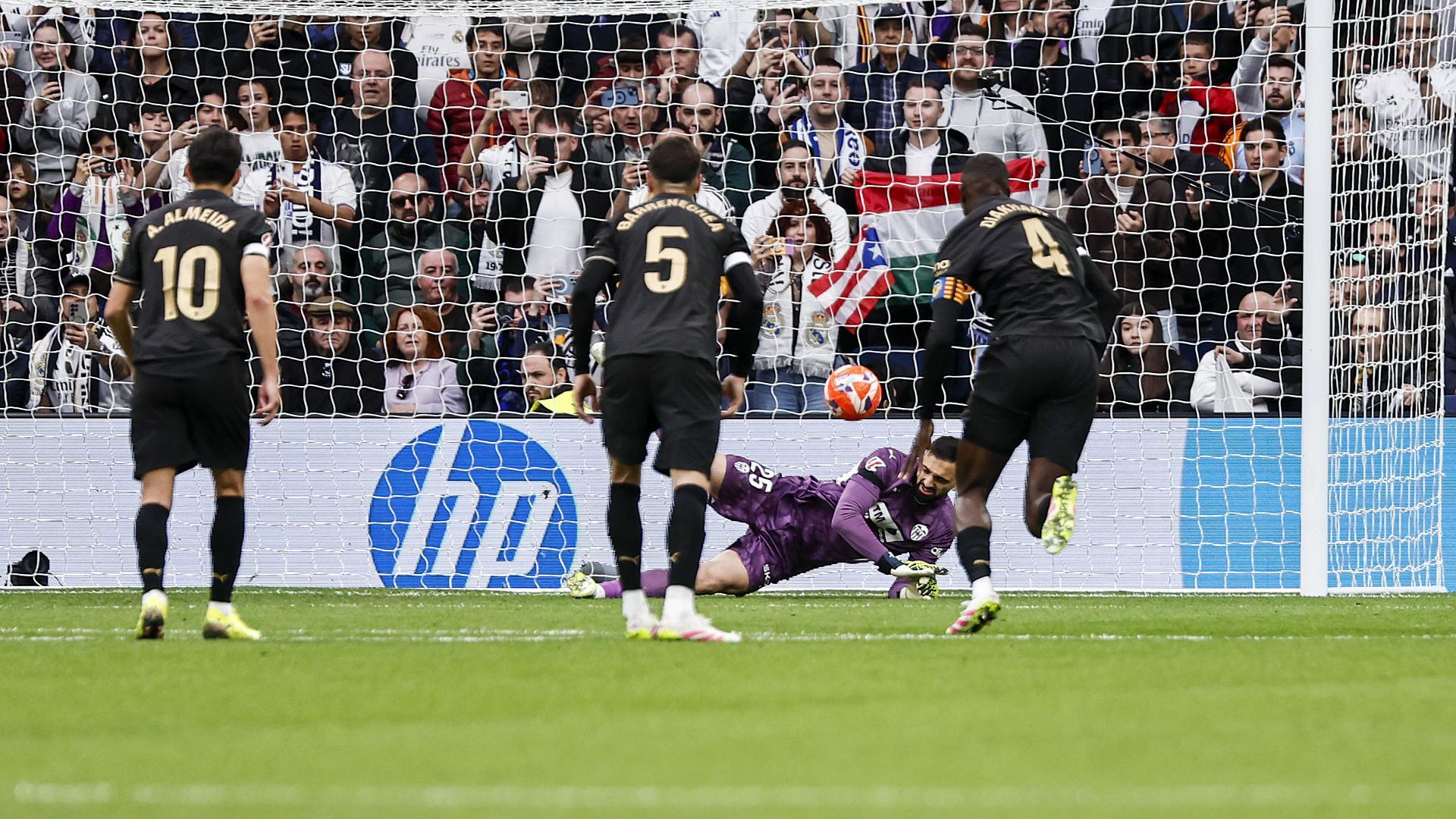Momento en el que Mamardashvili detiene el penalti a Vinicius con 0-0 en el marcador /
