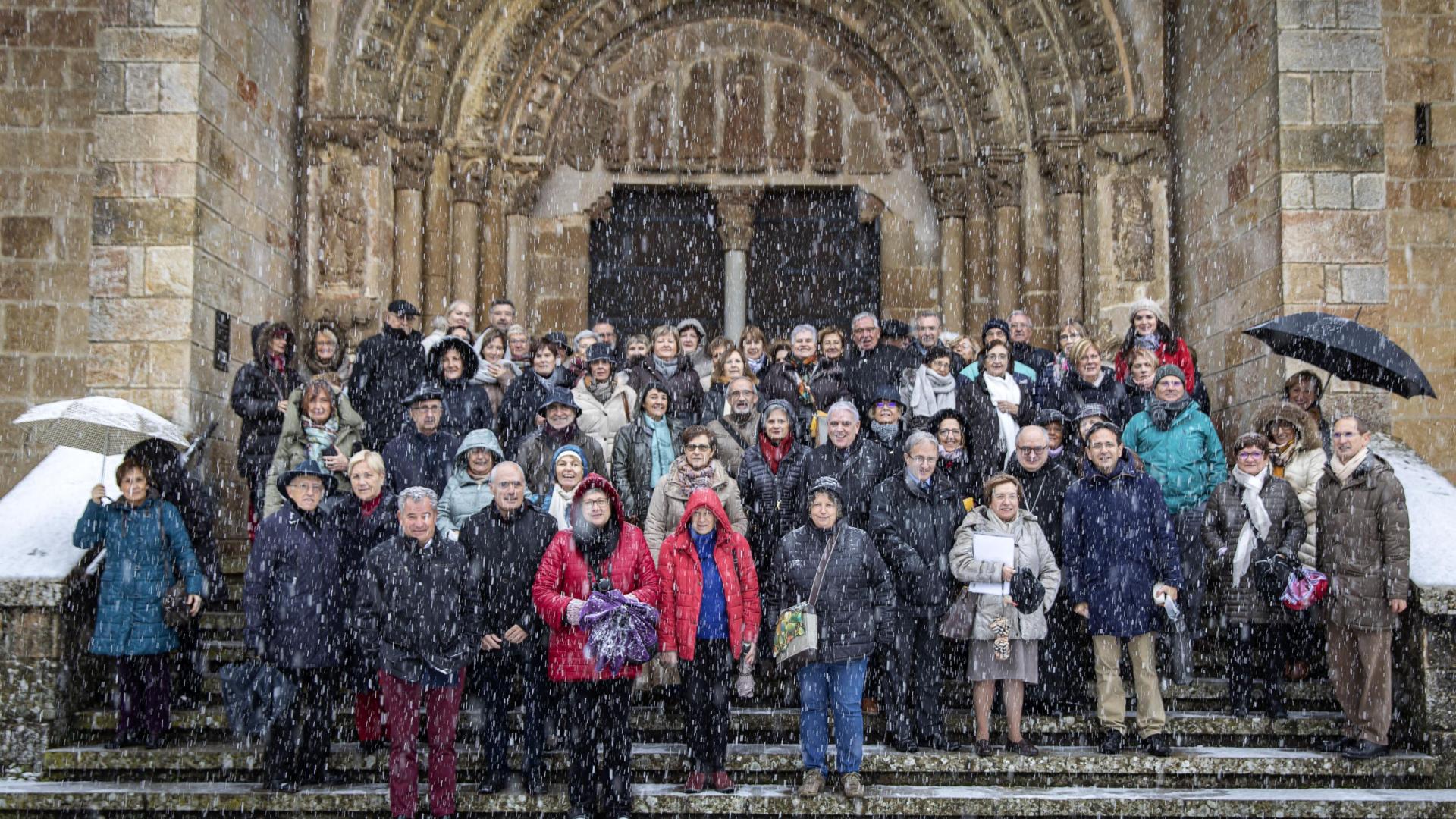 VISITA BAJO LA NIEVE. Una de las actividades de la Cátedra de Patrimonio y Arte Navarro fueron las excursiones a lugares de interés que se organizaron junto con Diario de Navarra. Se hicieron tres en 2019, antes de que la pandemia obligara a pararlas: a la catedral de Pamplona en Navidad, al monasterio de Leire, que se visitó un día de nieve, como puede verse en la foto, y a Viana