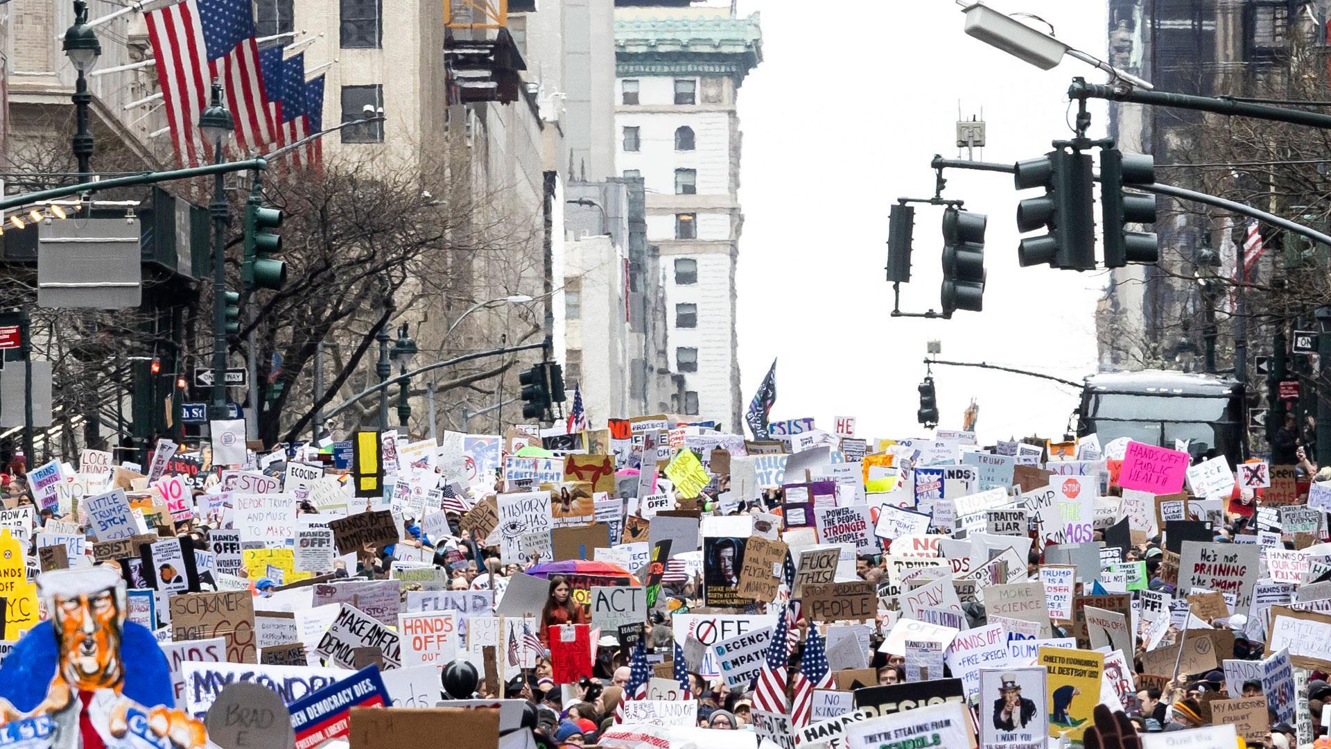 Miles de personas marchan por la Quinta Avenida durante una protesta contra el presidente estadounidense, Donald Trump, y las políticas de su administración