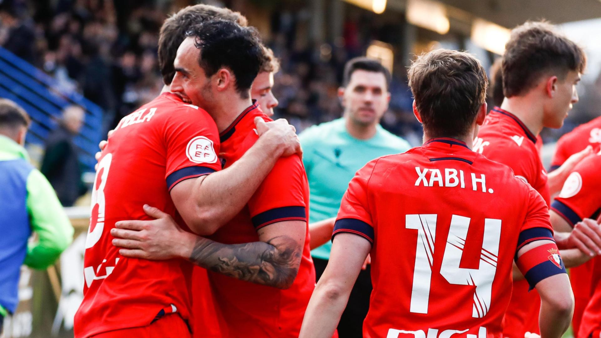 Asier Osambela y Toni Herrero, goleadores este domingo, se abrazan para celebrar uno de los tantos rojillos