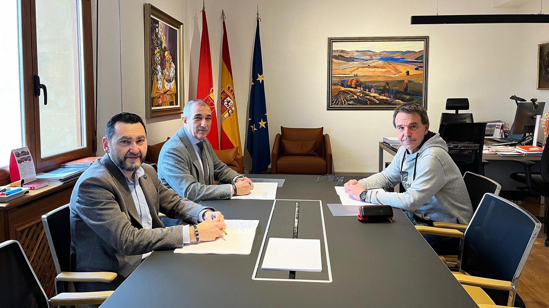 De izda. a dcha., Jesús María Rodríguez, Óscar Chivite y Aitor Elexpuru /