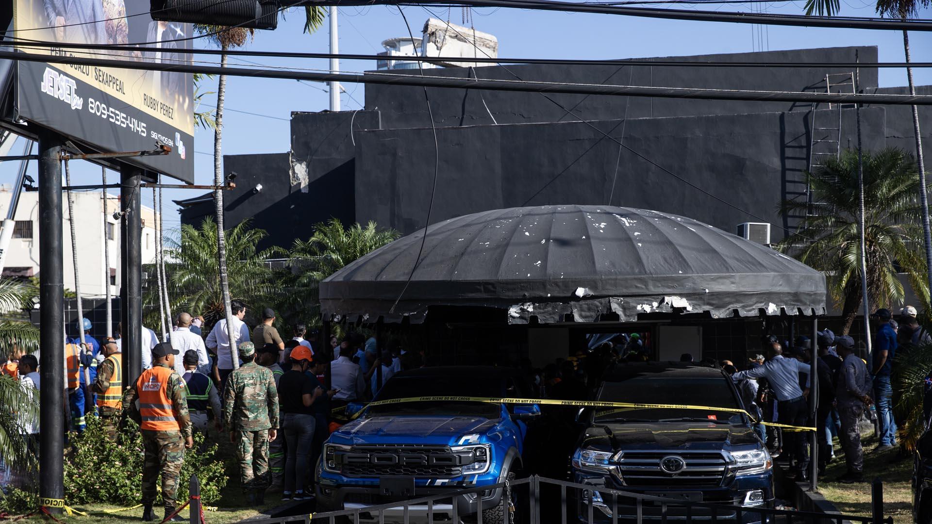 Familias esperan en las proximidades de la discoteca donde ha tenido lugar el desplome del techo