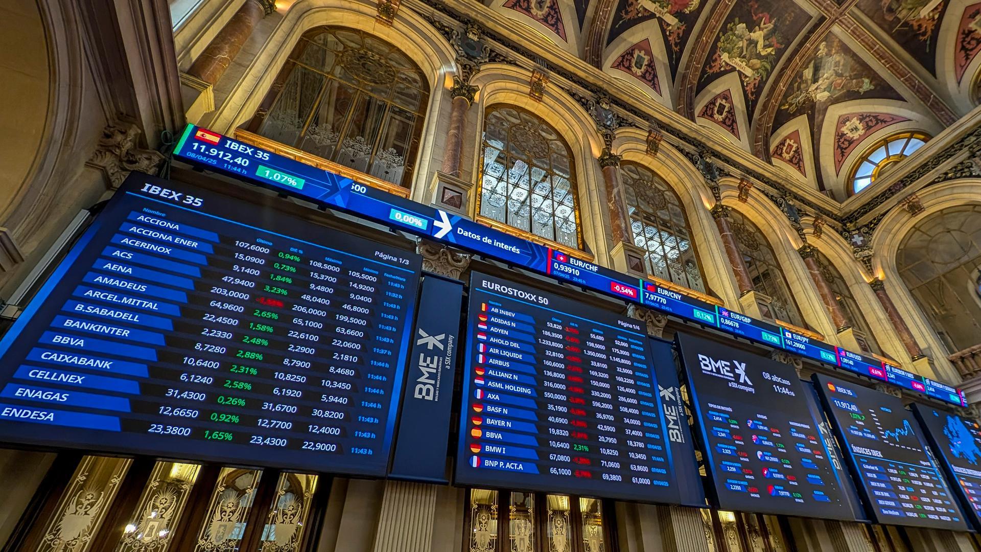 El principal selectivo de la Bolsa española, el IBEX 35, cotiza este martes muy volátil