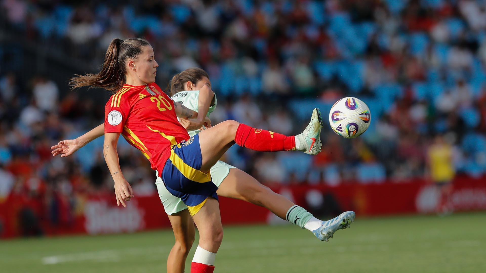 La española Claudia Pina pugna por un balón en el partido ante Portugal