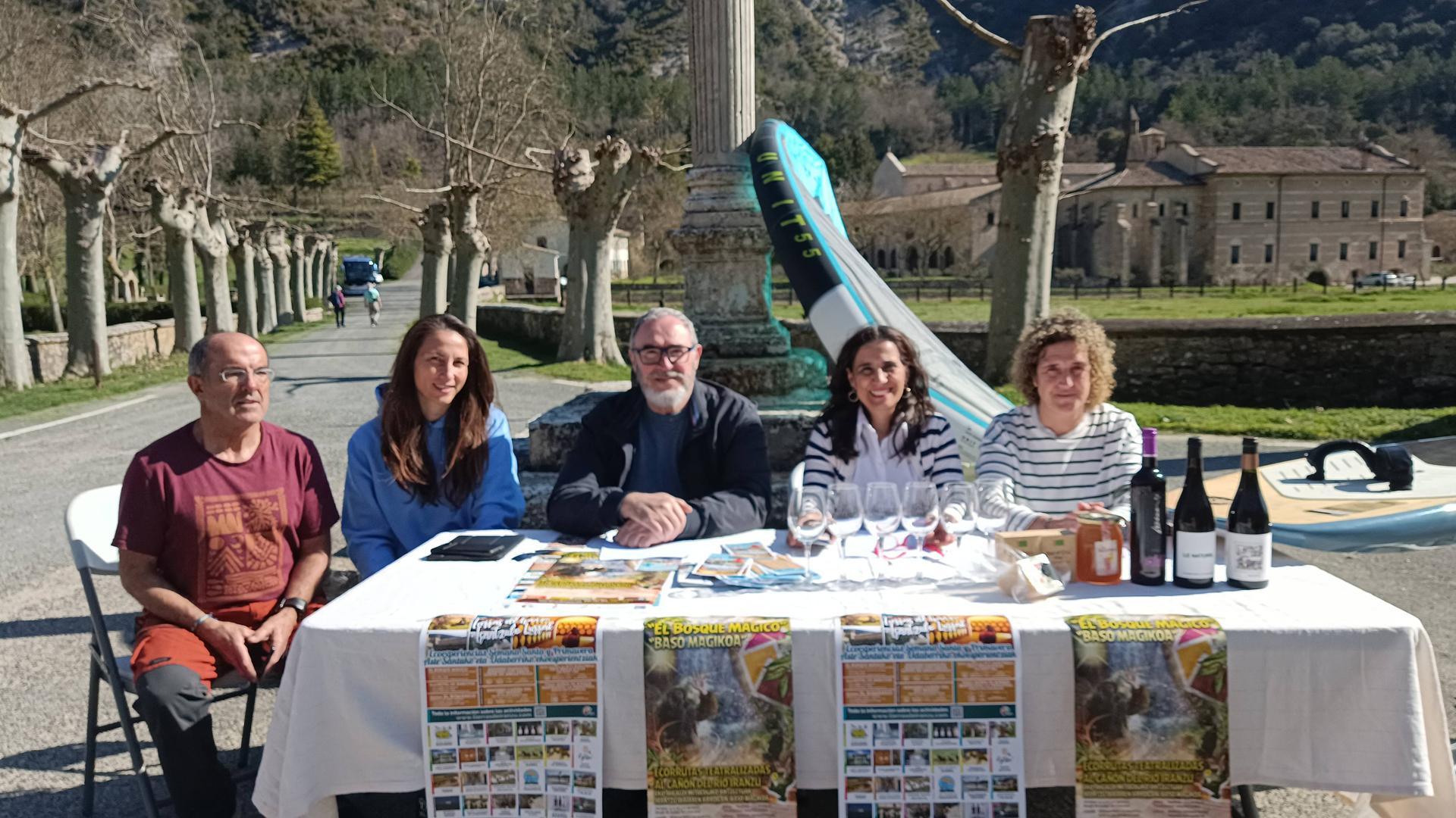Desde la izda., Ángel Luis González, presidente de la Federación Navarra de Vela; Sol Gabari; Josean Zudaire, concejal de Turismo del Valle de Guesálaz; Charo Apesteguía y Marta Elcano, gerente y presidenta de Tierras de Iranzu, respectivamente, ayer en la presentación de las Ecoexperiencias