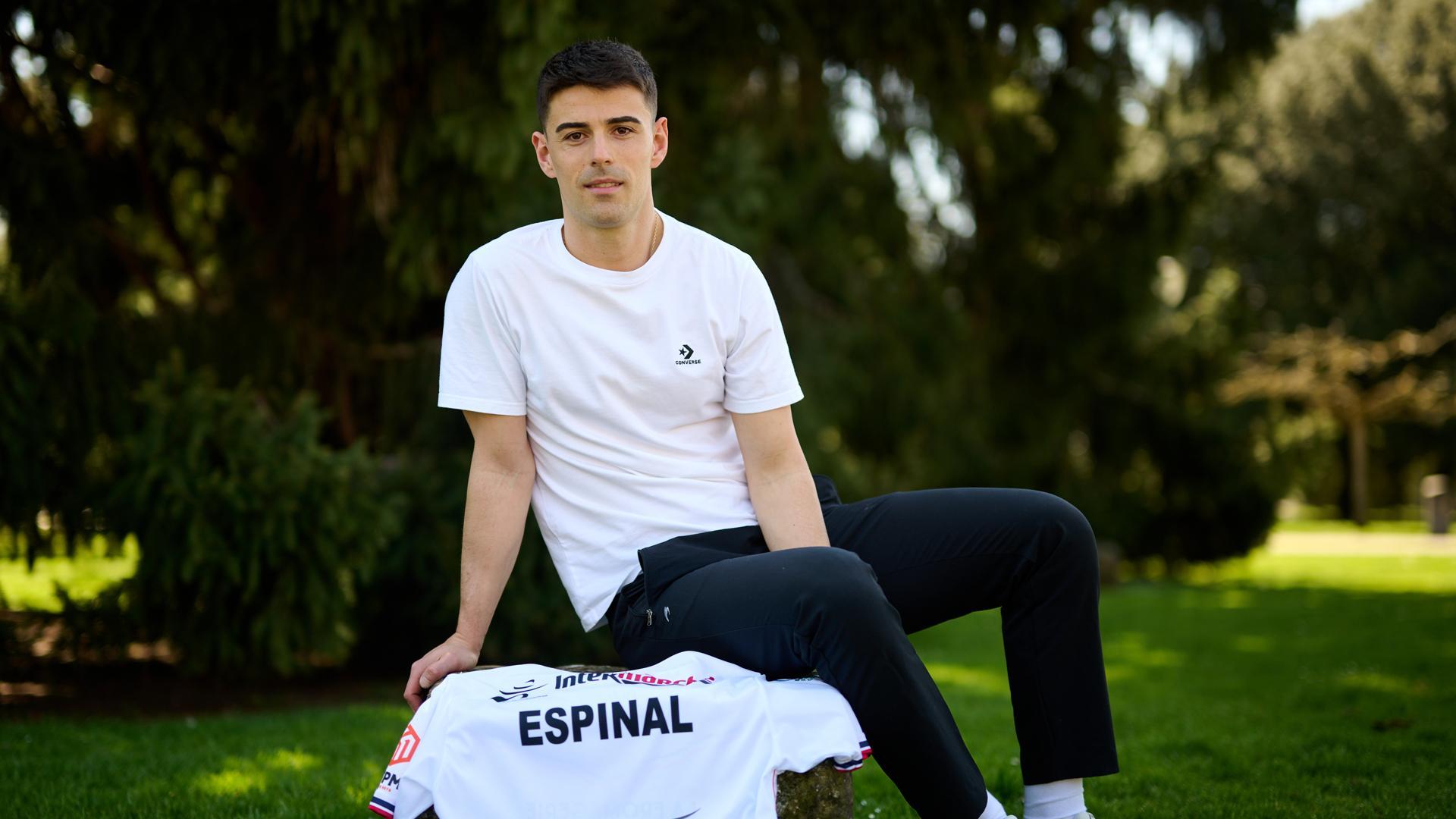 Iker Espinal muestra orgulloso su apellido en la camiseta oficial del Campeonato de Parejas de Francia