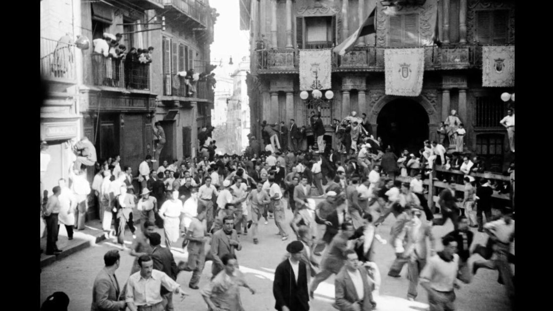 1936: El encierro llegando a la plaza del Ayuntamiento, en el que ondea la bandera republicana