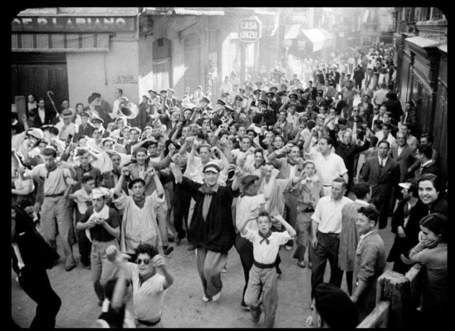 Sanfermines 1936: Los mozos bailan en el mismo recorrido del encierro al son de las dianas