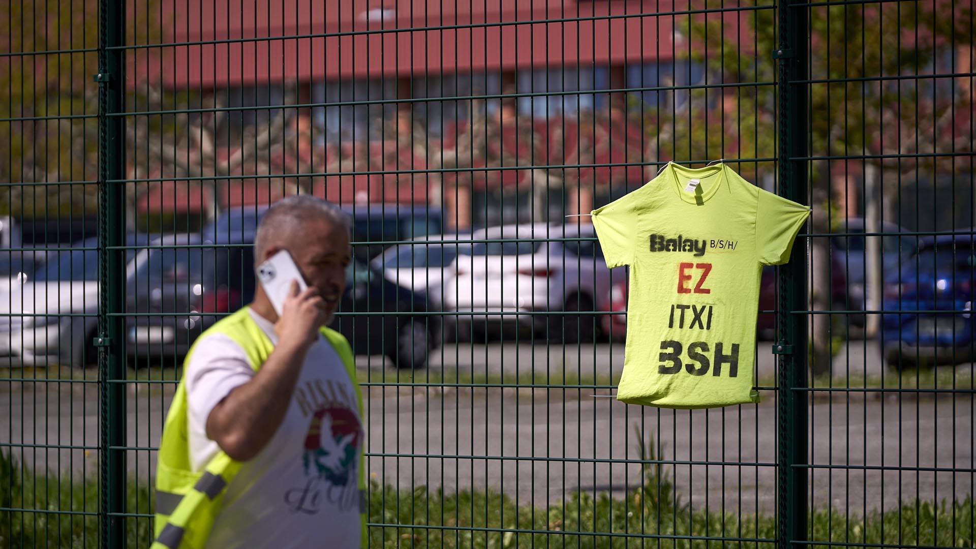 Empleados de BSH durante la marcha de protesta de este miércoles, 9 de abril /