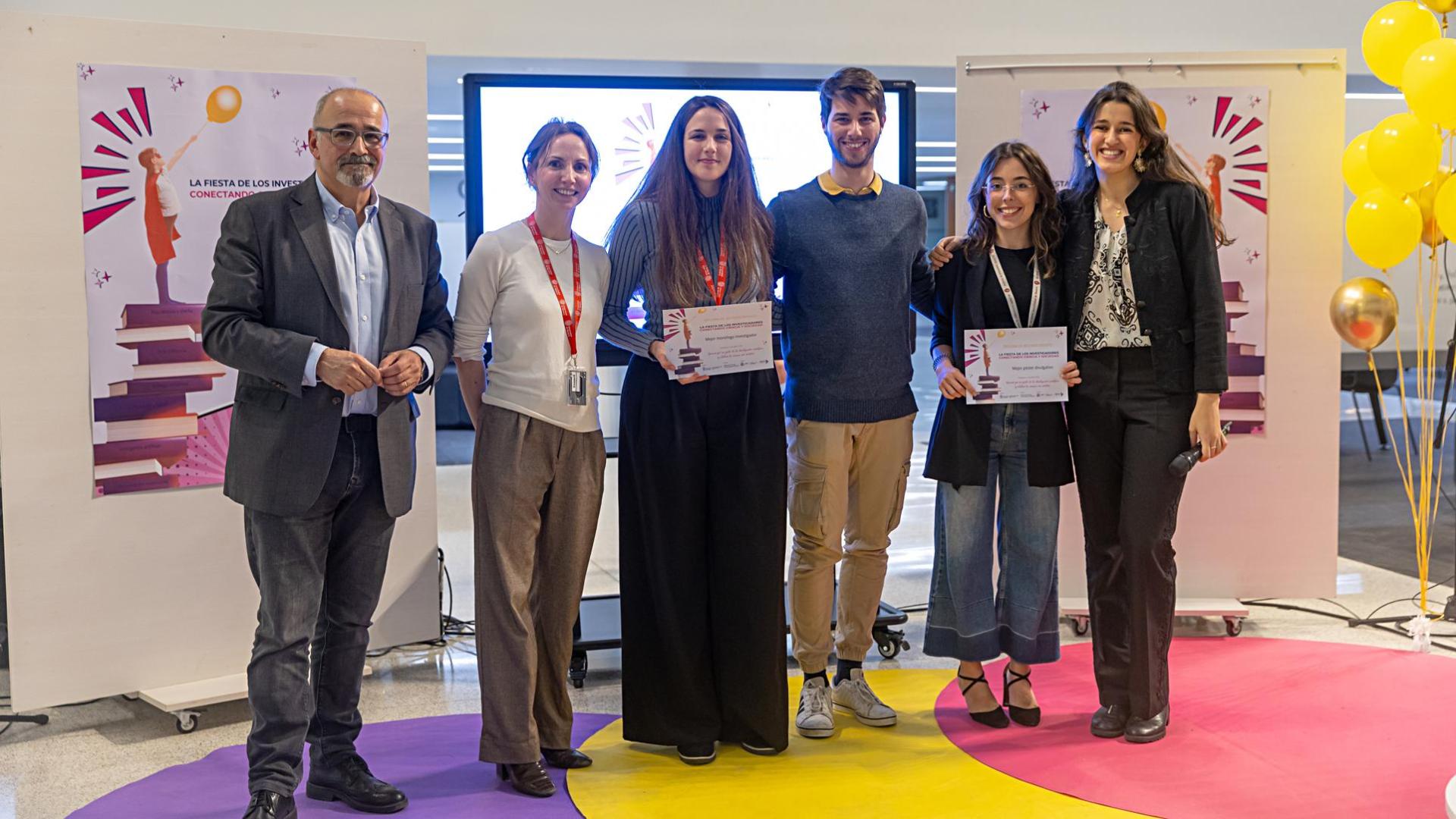 Los ganadores y organizadores de “La fiesta de los investigadores”. De izquierda a derecha, Ignacio López Goñi y Miriam Salcedo, de la UCC+I, los ganadores Carmen Callizo, Rodrigo Redondo y Elena Perugini, y Carmen Casado, colaboradora en la organización