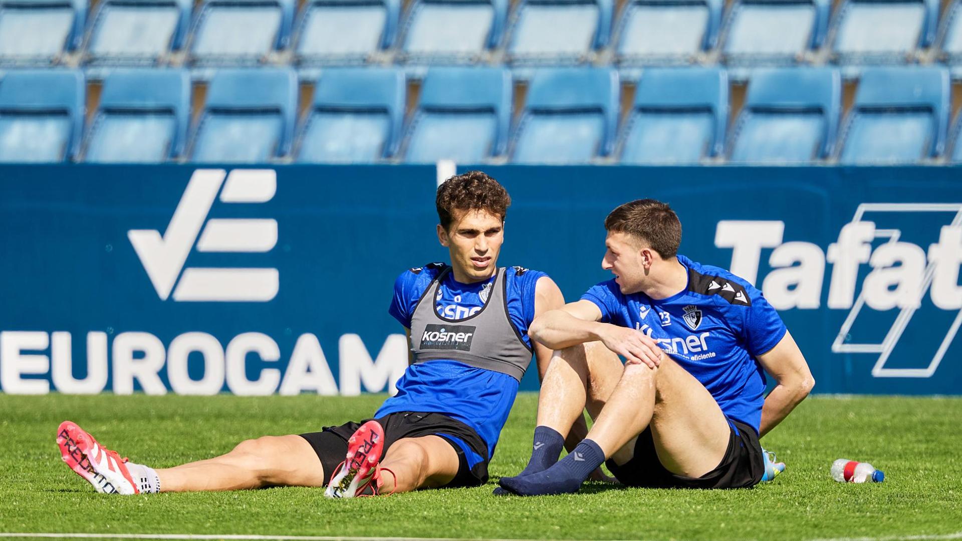 Lucas Torró y Abel Bretones descansan durante la sesión de este miércoles en Tajonar /