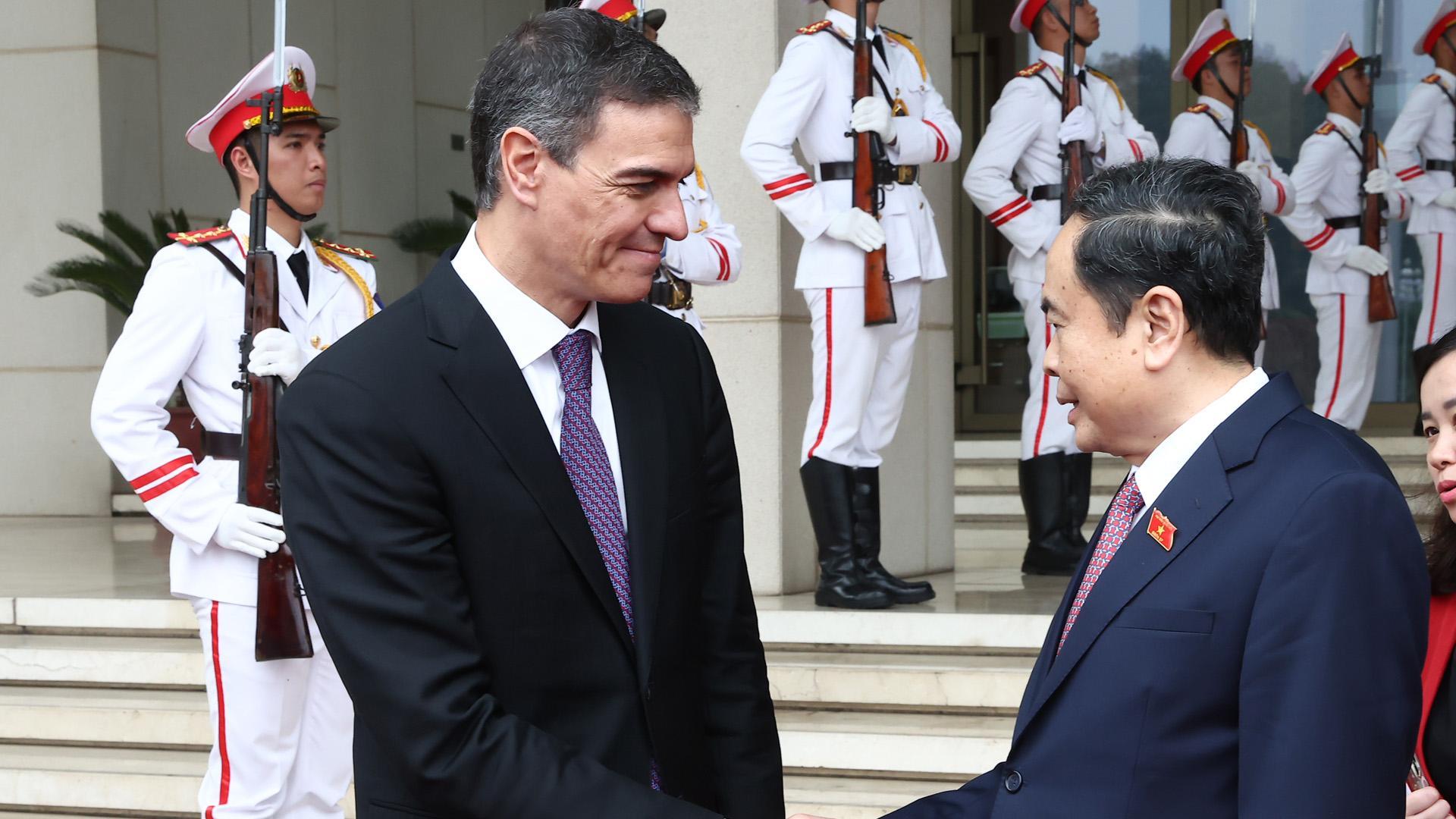 Pedro Sánchez y el presidente de la Asamblea Nacional de la República Socialista de Vietnam, Tran Thanh Man.