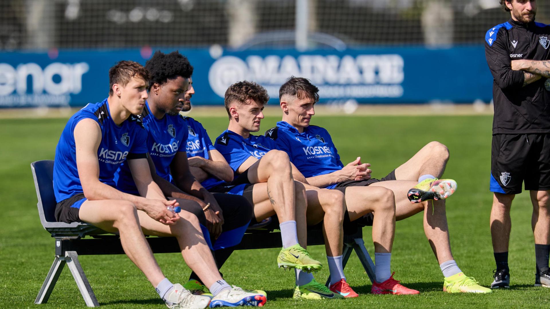 Herrando, Boyomo, Catena, Aimar y Budimir, titulares el lunes, tuvieron menos carga de trabajo. En la foto, observan el entrenamiento de sus compañeros