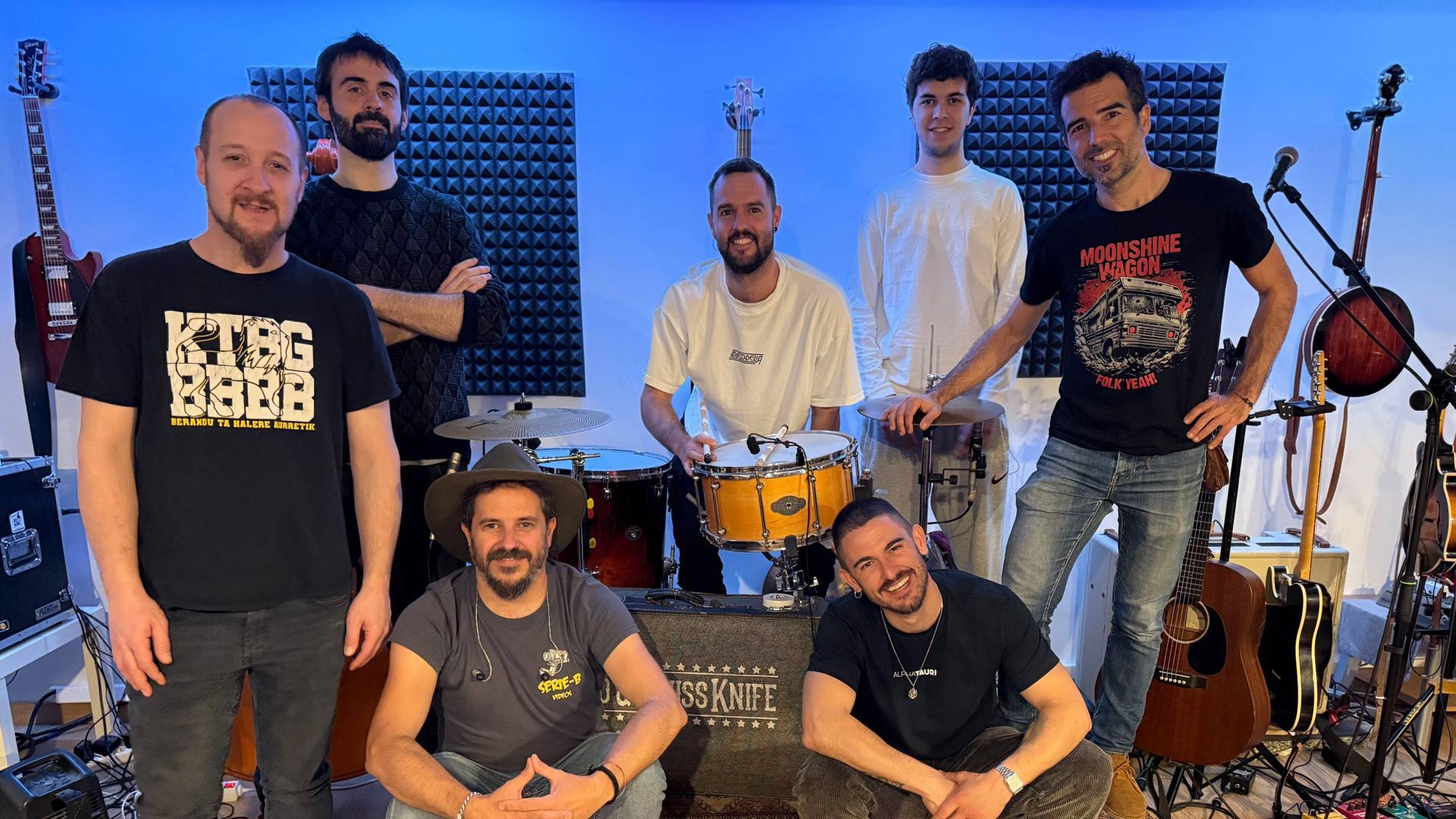 Sentados, desde la izquierda, Jose Monreal y Ahikar Azcona. De pie, desde la izquierda, David Lotero, Javi Aramendía, Iñaki Viñaras (Vita V), Jorge Figueroa y Aritz Sardina, en el ensayo que tuvieron el domingo