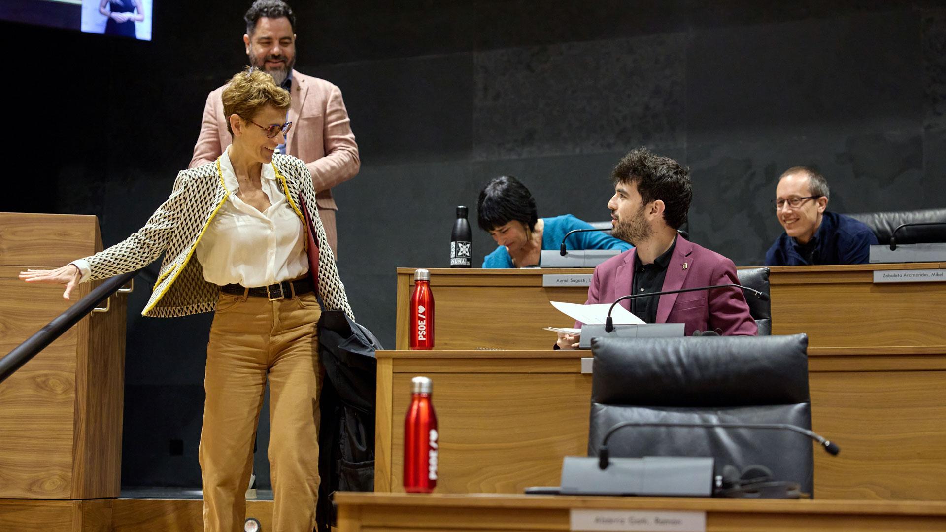 María Chivite conversa con Kevin Lucero, este jueves en el Parlamento