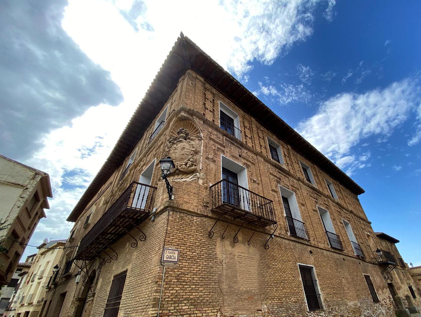 Casa de los Sesma.Sobresaliente construcción barroca que alojó al monarca Felipe V a principios del s. XVIII.