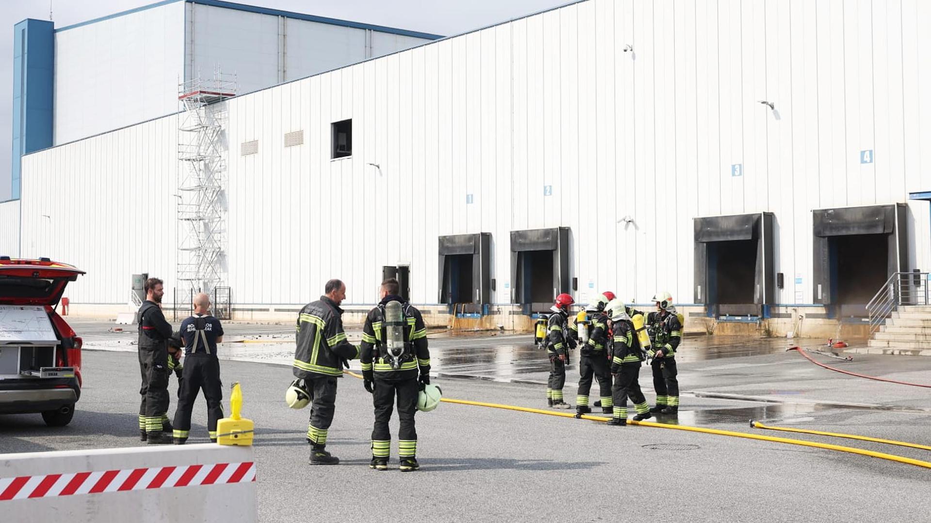Empleados de la empresa Virto de Funes tuvieron que ser desalojados por el incendio /