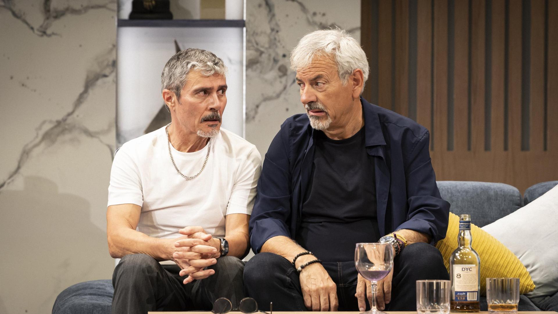 Carlos Sobera (dcha.) y Ángel Pardo interpretan a Alfi y Fideo en 'Inmaduros' 

Reparto
Carlos Sobera
Ángel Pardo
Elisa Matilla
Lara Dibildos
Silvia Vacas
Arianna Aragón

Ficha artística
Autores: Juan Vera y Daniel Cúparo
Adaptación: Juan Luis Iborra y Sonia Gómez
Dirección: Juan Luis Iborra
Ayudante de dirección: José Warletta
Diseño de escenografía: Asier Sancho
Dirección técnica: El Plan de Backstage
Diseño de iluminación: Ezequiel Nóbili
Diseño de vestuario: Gualter de Sa
Diseño cartelería: Sonia Costa
Producción: Carla Molinari
Producción ejecutiva: Carlos Sobera, Patricia Santamarina, Jesús Cimarro y Diego Romay

Una producción de Arequipa Producciones, Pentación Espectáculos y El Nacional Producciones.

Sinopsis
Alfi y Fideo son amigos de toda la vida pero no pueden ser más diferentes: Alfi es un publicista, separado y con un hijo al que apenas ve, que rehúye de cualquier compromiso afectivo, a excepción de Alexa…su casa inteligente. Fideo, en cambio, es un psiquiatra muy conservador en sus costumbres y afectos, casado hace más de 25 años con su primera novia. Una noche, poco después de separarse de su mujer, Fideo va a ver a Alfie en busca de consuelo. Alfie, para ayudarle -a su manera, obviamente-, arma un plan para presentarle mujeres que lo alejen de la melancolía y la depresión, que Fideo acepta a regañadientes. De este modo, cuatro mujeres reales y una virtual, a través de sus particulares percepciones de la vida y el amor, les van a hacer descubrir el lugar central que las mujeres -lo femenino- han tenido en sus vidas. Inmaduros, además de divertida, nos interpela y nos hace pensar en las nuevas y variadas formas de relacionarnos. Sobre todo a dos personas tan diferentes como Alfi y Fideo, que siguen siendo absurdamente inmaduros. Claro que la suya es una inmadurez diferente, una inmadurez de dos hombres que han pasado los 50 y que por esas vueltas de la vida se verán sorprendidos por fuera de lo imaginable y descubrirán, al final de todo esto, la verdadera fuerza de la amistad.