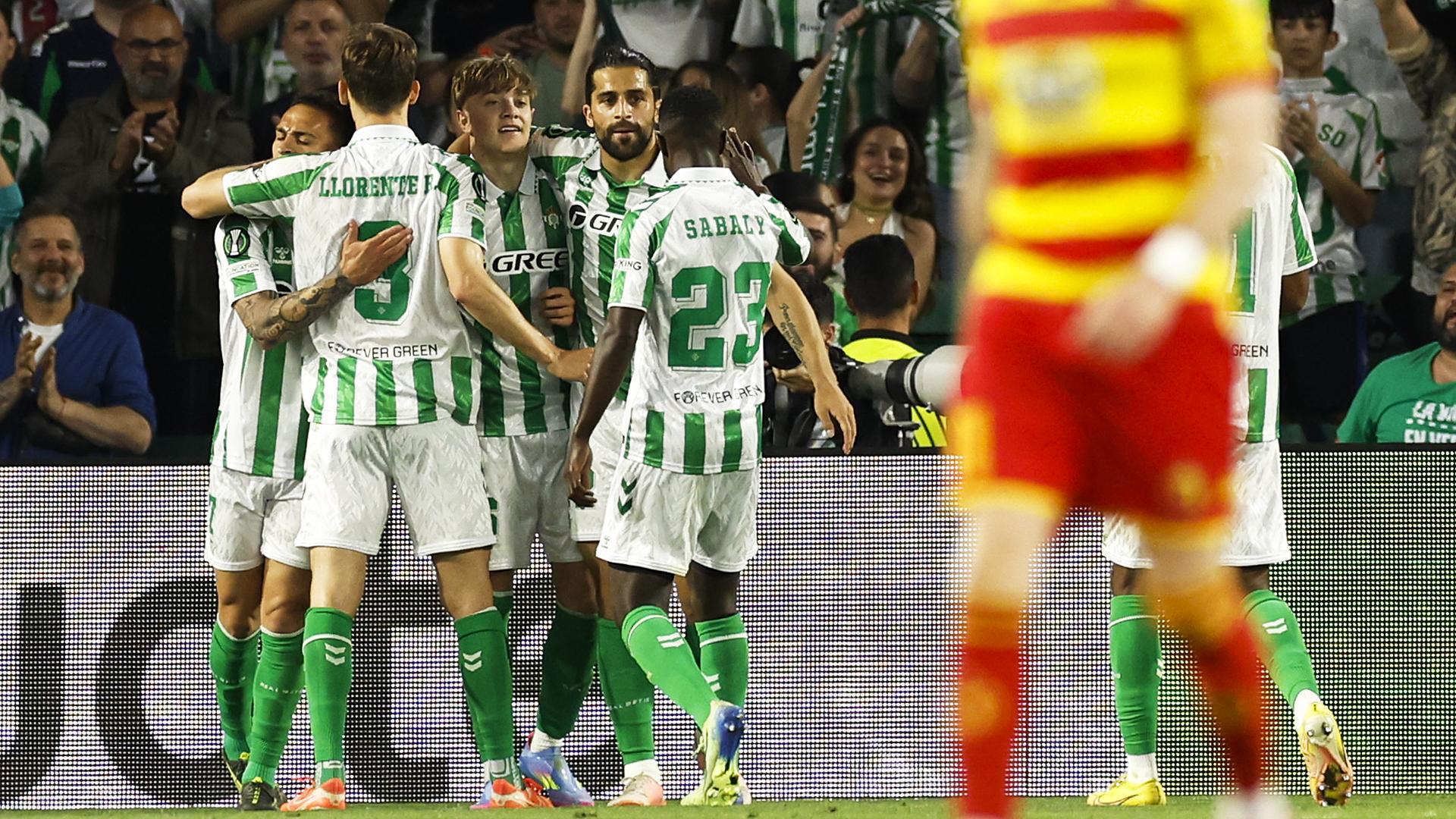 Los jugadores del Betis felicitan al canterano Jesús Rodríguez tras anotar el segundo gol contra el Jagiellonia polaco /