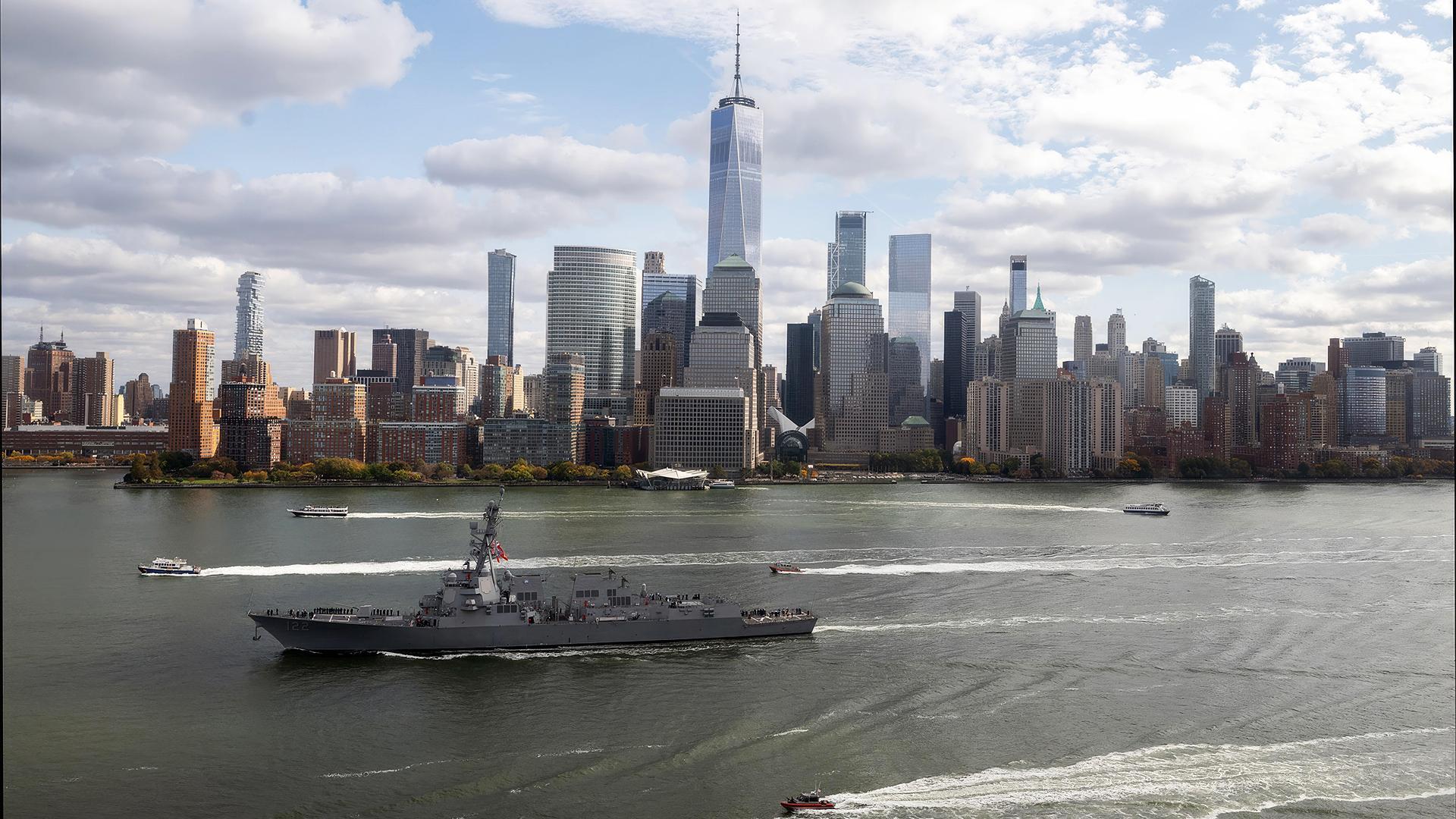 Imagen de archivo de un barco militar navegando por el río Hudson en Nueva York /