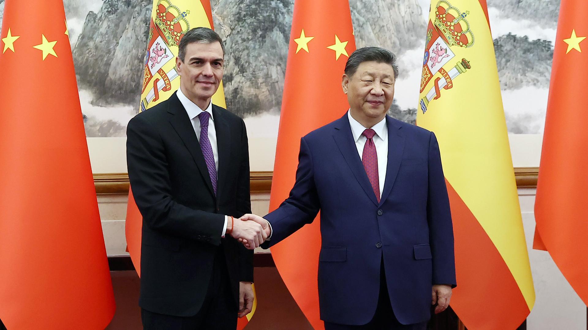 El presidente del Gobierno, Pedro Sánchez, ha mantenido un encuentro con el presidente de la República Popular China, Xi Jinping, en la Casa de Huéspedes Nacional Diaoyutai, en Pekín
