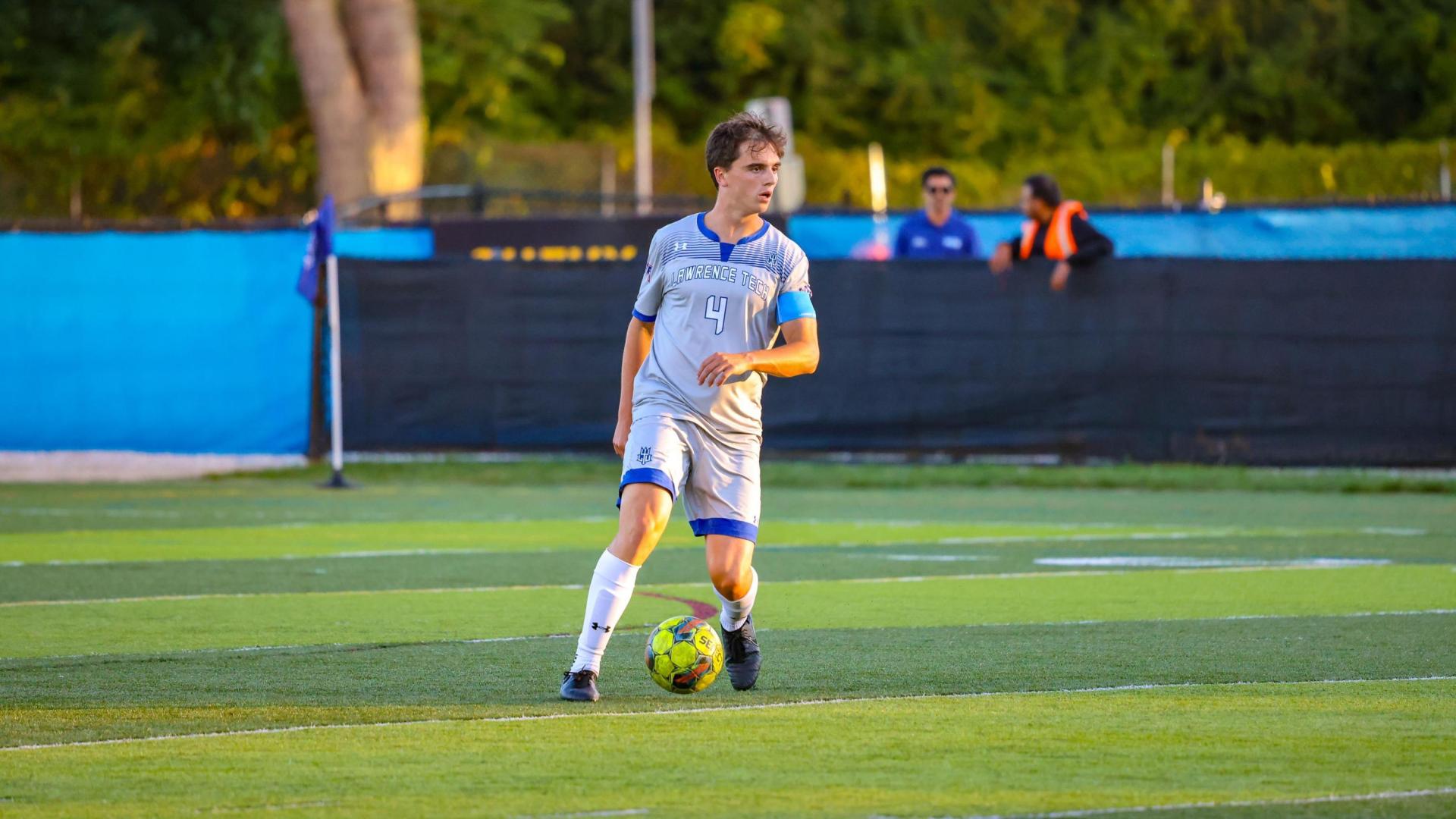 El izabar Alex Hall Marco, en uno de los partidos de fútbol con el equipo universitario