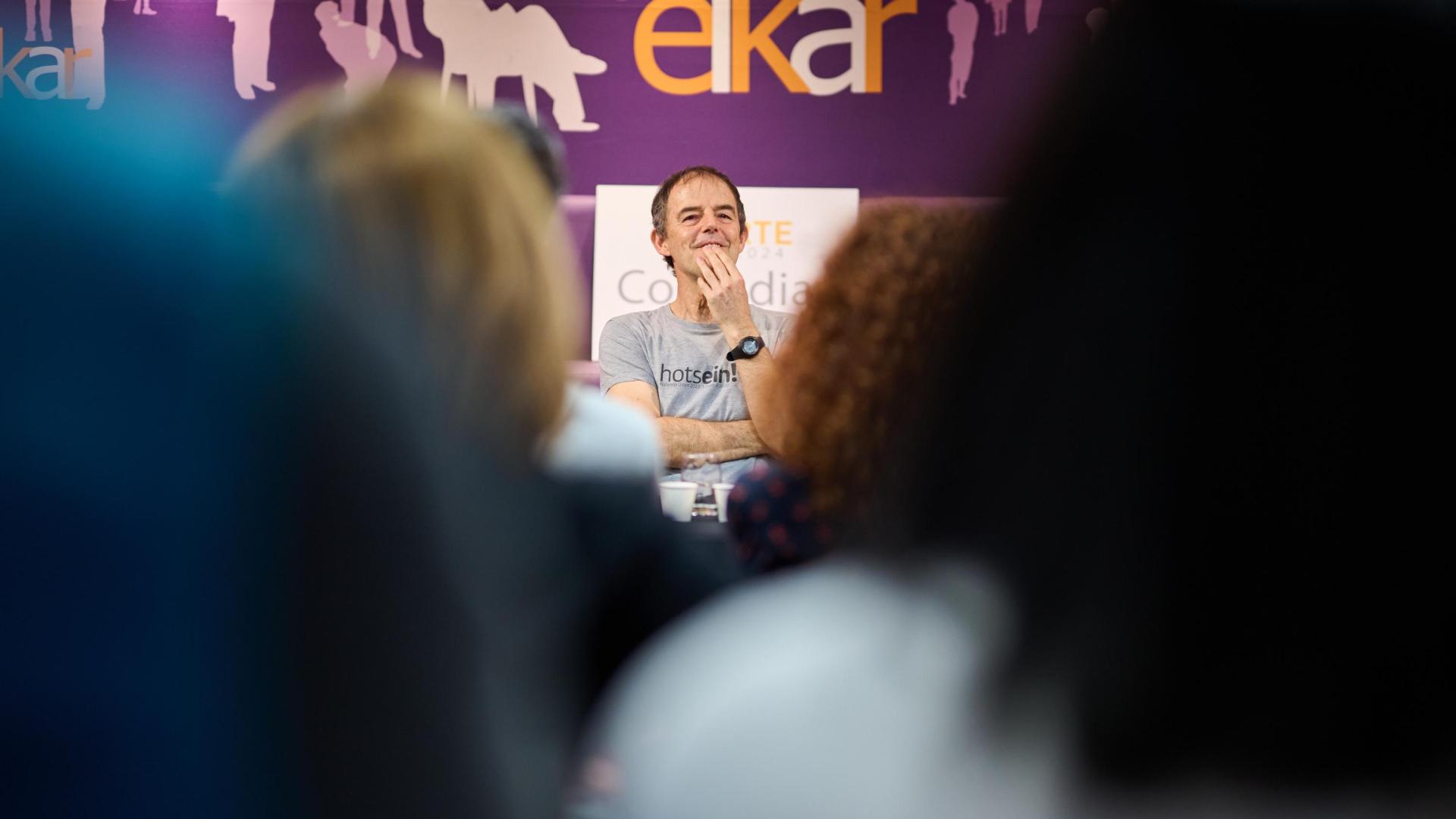 Jon Arretxe durante la presentación del libro en la librería Elkar de Pamplona