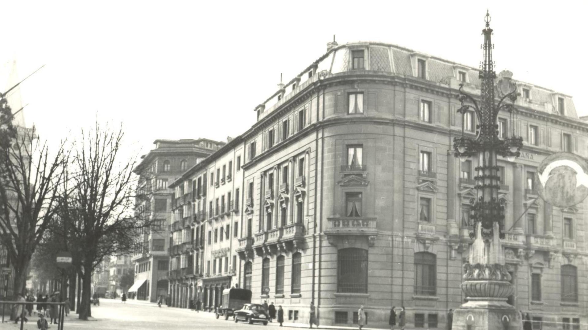 El Banco de España en la década de los años 50, con la farola de “los braseros” a la derecha de la imagen