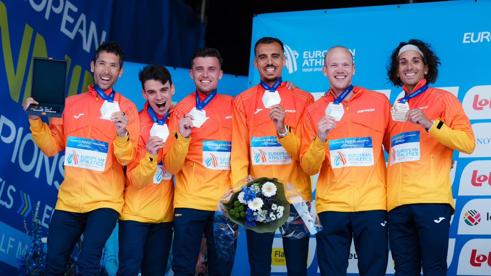 Nassim Hassaous, en el centro, con el resto de la selección española subcampeona de Europa