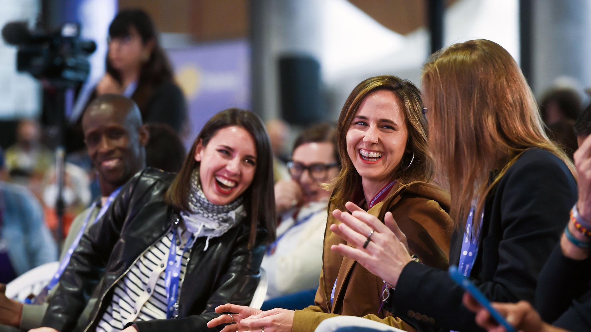 La eurodiputada de Podemos, Irene Montero (i), y la secretaria general de Podemos y diputada, Ione Belarra (c), durante la V Asamblea Ciudadana de Podemos celebrada este sábado