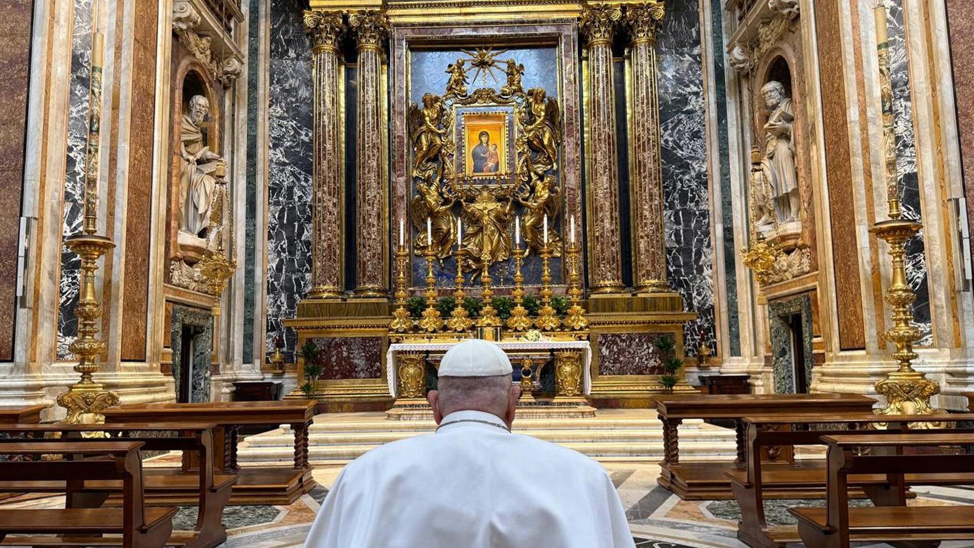 El papa se presentó por sorpresa este sábado en la basílica romana de Santa María la Mayor.