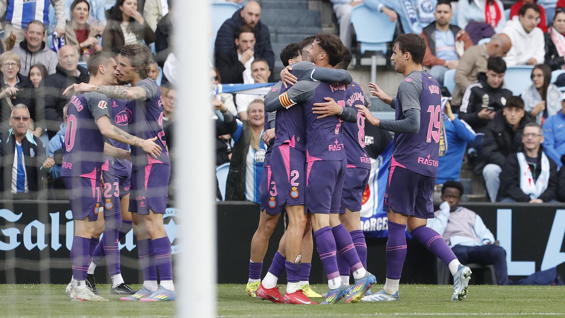 Los jugadores del Espanyol celebran el gol ante el Celta, durante el partido de LaLiga en Primera División que Celta de Vigo y RCD Espanyol disputan este sábado en el estadio de Balaídos