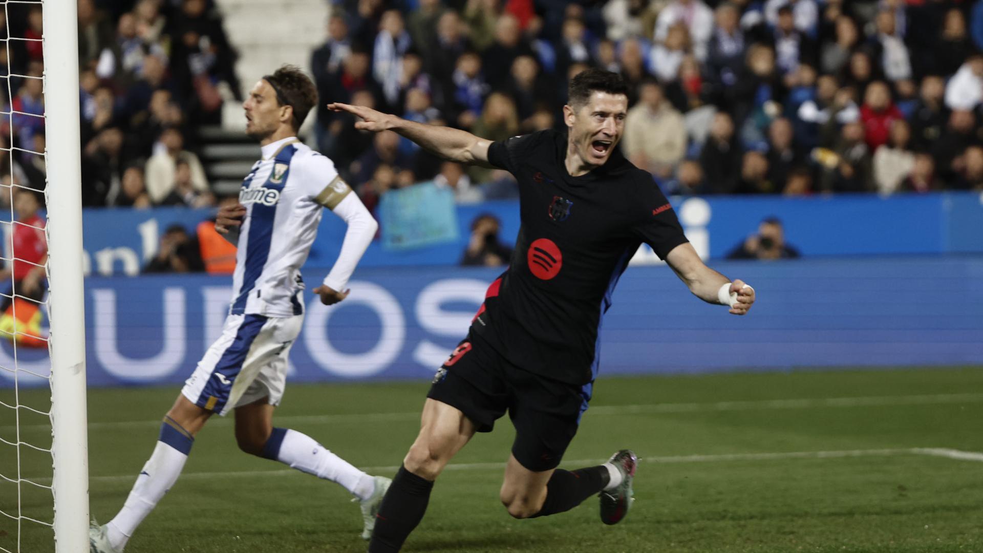 Robert Lewandowski celebra el gol en propia puerta de Jorge Sáenz
