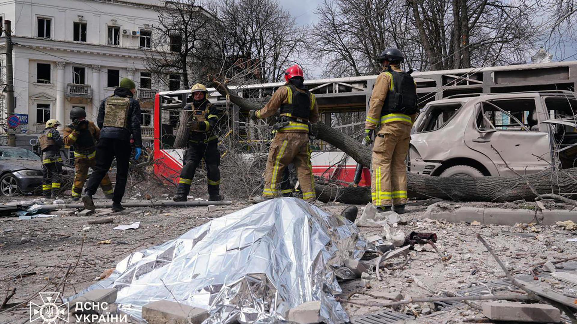 Una de las víctimas, cerca del autobús afectado por la explosión