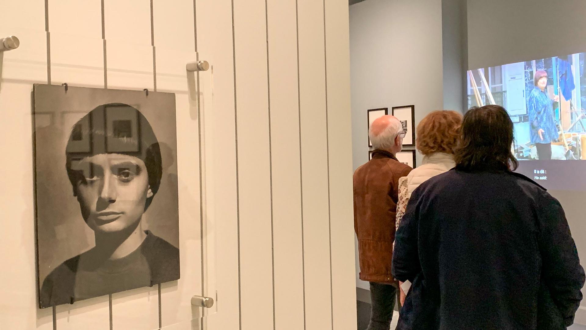 Inicio de la exposición 'Le Paris d'Agnès Varda de-ci, de-là' en el Museo Carnavalet de la Historia de París, con una fotografía de una joven Varda
