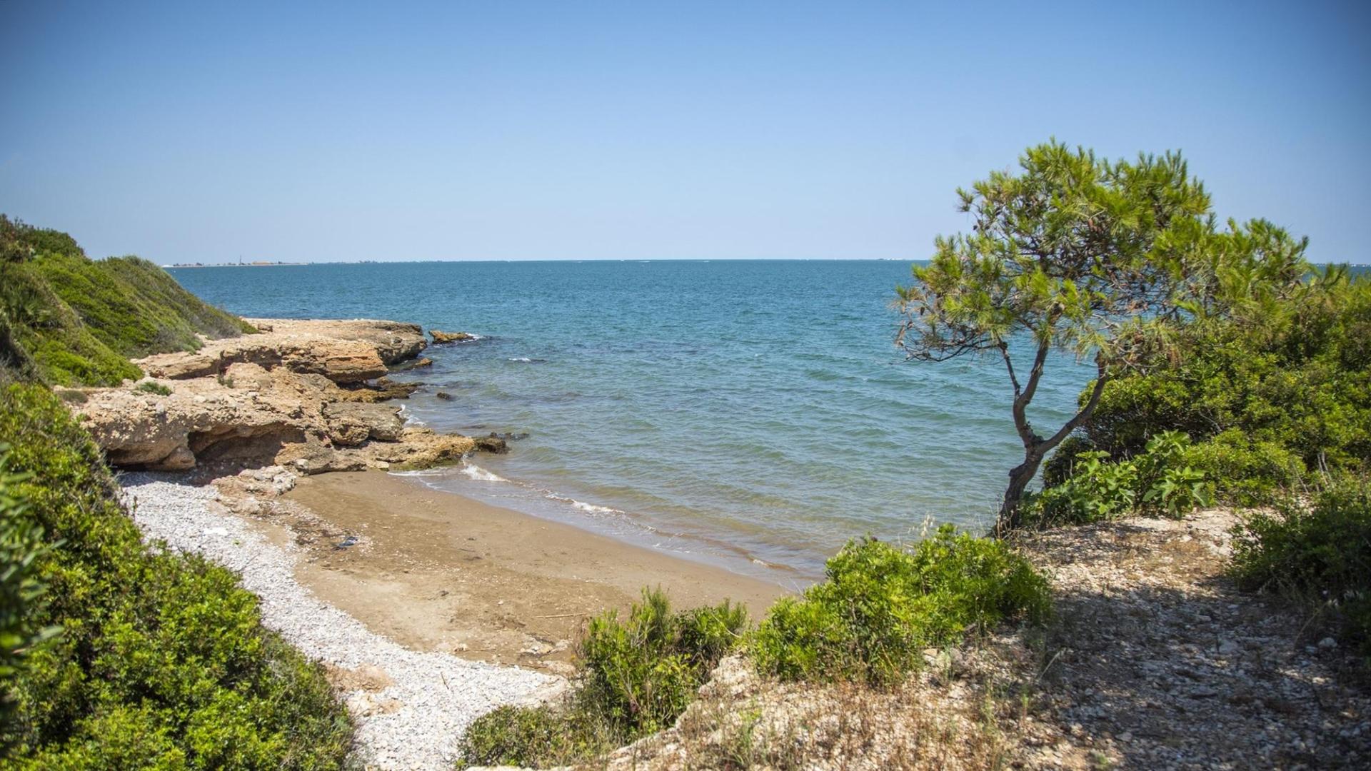 Una pequeña cala rocosa en Alcanar
