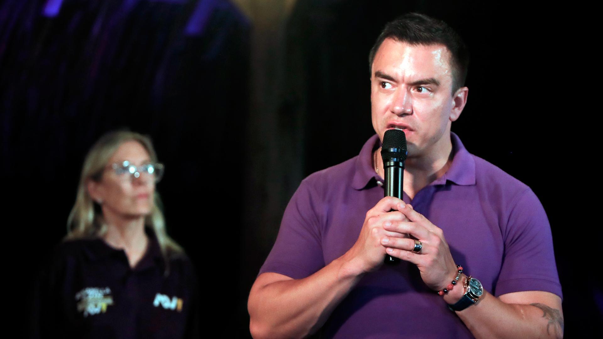 El presidente de Ecuador y candidato a la reelección, Daniel Noboa (d), habla tras conocer los resultados electorales