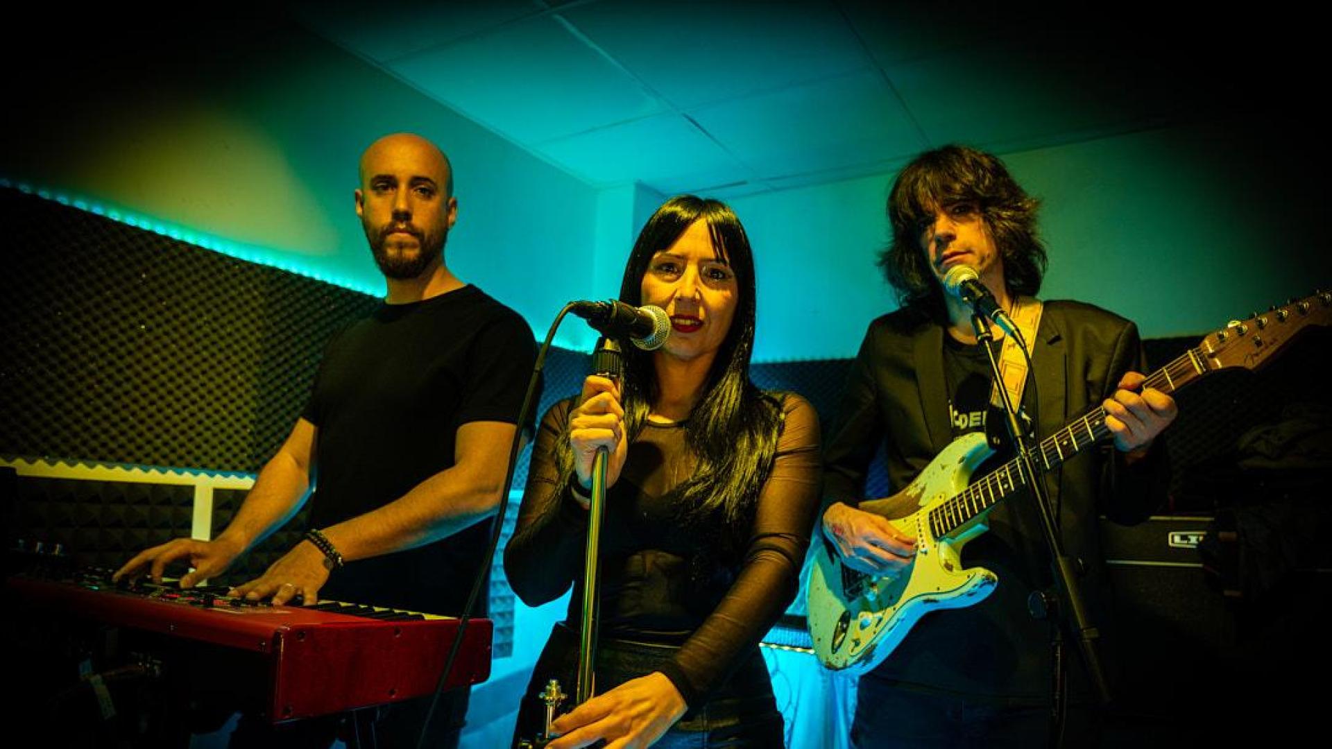 DJ Moderno, en su versión Live. De izquierda a derecha, Berty García, Isa Atómica y Germán Ormaechea