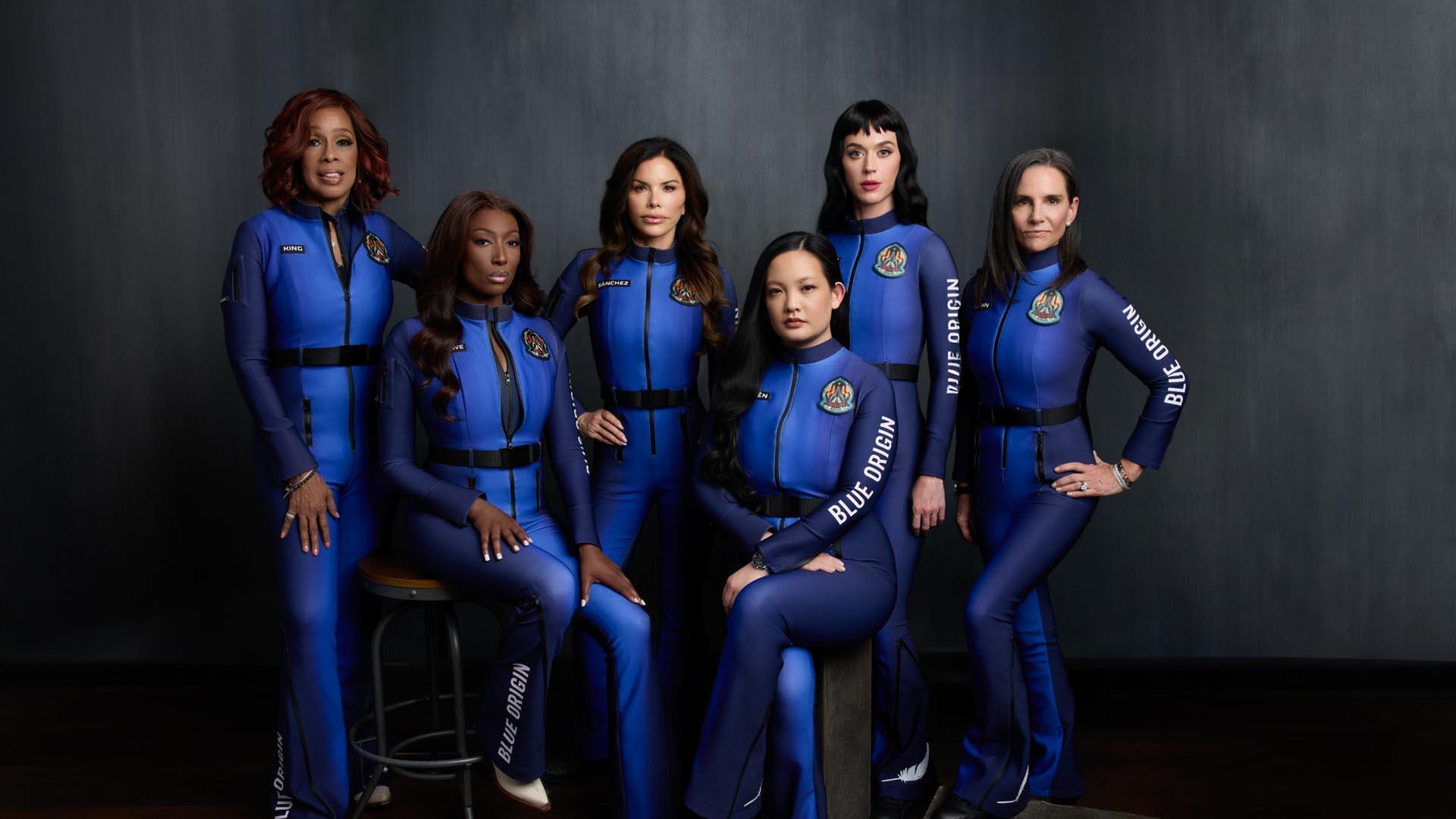 Fotografía tomada de una publicación en la cuenta oficial de Blue Origin en la red social X que muestra desde la izquierda a la presentadora Gayle King, la ingeniera Aisha Bowe, la prometida de Jeff Bezos Lauren Sánchez, la activista Amanda Nguyen, la cantante Katy Perry y la productora Kerianne Flynn, tripulantes de la misión NS-31 de Blue Origin