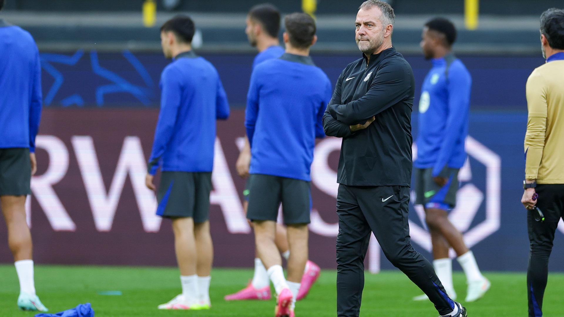 El técnico Hansi Flick, este lunes en el entrenamiento del Barça antes del partido ante el Dortmund